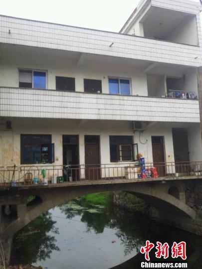 桥上楼阁　肖娜　摄