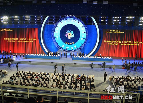 2013年湖南经济合作洽谈会暨第六届湘商大会在株洲市开幕。