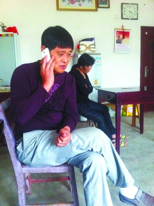 死亡女童的爷爷奶奶在家接受采访