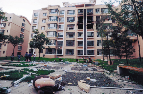 一声巨响，随后就是天摇地动。昨天下午，对沈北新区江南甲第小区6-15号楼的8户居民来说，一场突如其来的燃气爆炸，把他们精心装修的家瞬间变回了毛坯房。