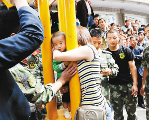 男童头卡路灯杆之间，洛南消防官兵与热心群众一道展开救援