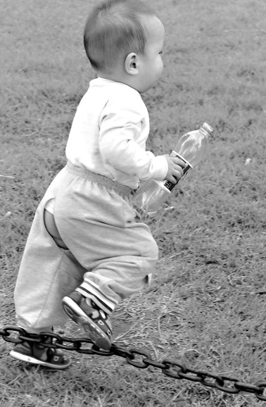 喝完可乐跑过去扔空瓶