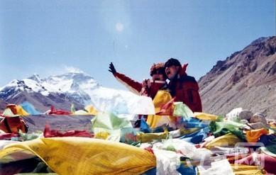 老严师和老伴曾自驾到西藏游玩。供图