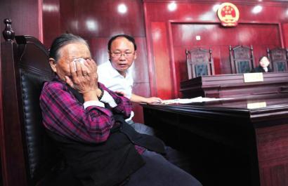 当初告状时,李兰渝(化名)老人在法庭上失声痛哭大喊“儿子忘了娘”。资料图片