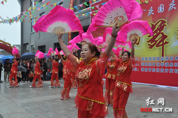 各参赛队员们自编自导的节目,分享自己在经开区快乐工作和幸福生活的故事。