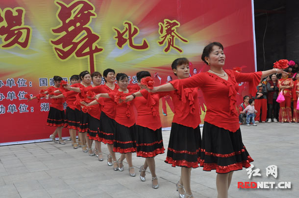 参加比赛的队伍,主要由浏阳经开区内的失地农民、外来务工人员等组成。