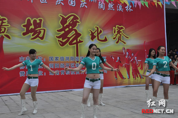 浏阳经开区艺术团在大赛开幕式上表演舞蹈。