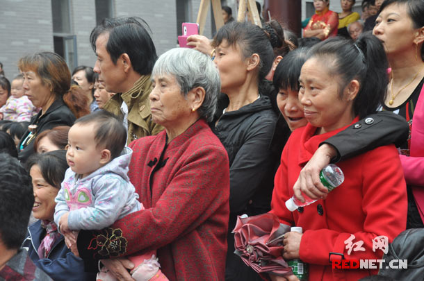 简单易学的广场舞,已经被不同年龄层次的人接受。广场舞比赛,成为当地村民一出文化大戏。