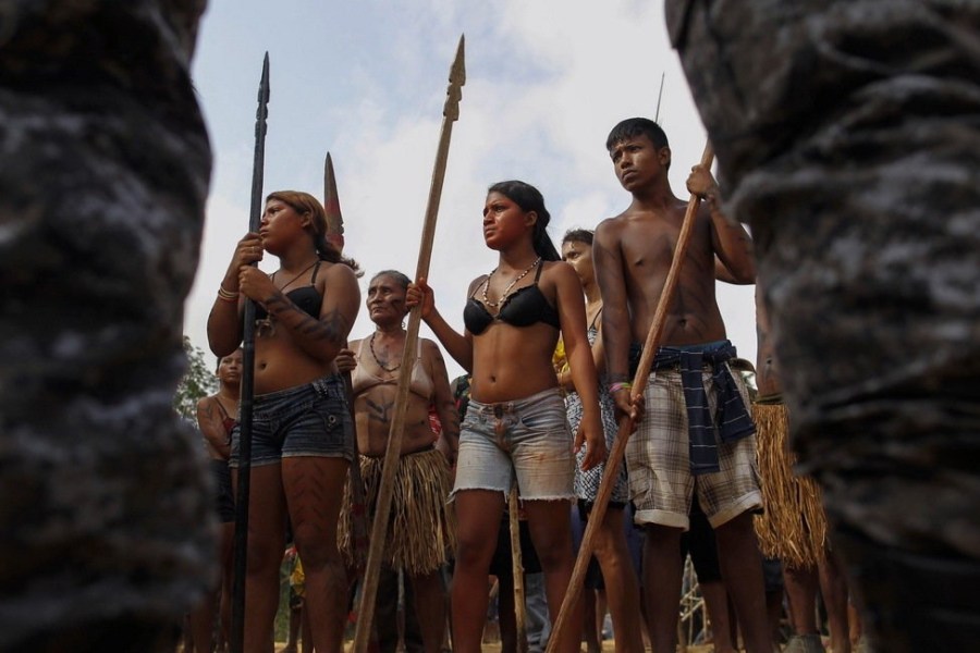 9月25日，巴西玛瑙斯，当地印第安人挥舞长矛与警方对峙。大约5000多名印第安人占据了一个私人拥有的热带雨林长达3个月，他们在其中建筑房屋、居住并生活。警方根据法院的要求，驱逐这批非法定居者，印第安人用原始武器自卫。