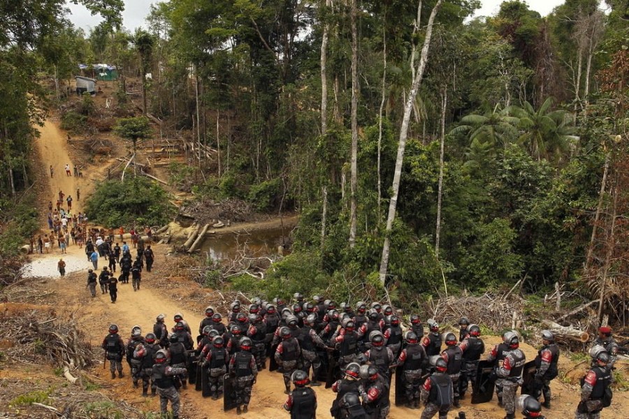 9月25日，巴西玛瑙斯，警方的骑警在与印第安人对峙。
