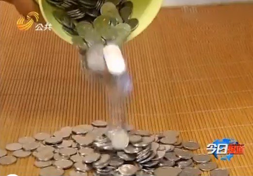 青岛大学生两年捡2000枚硬币 被称为“硬币哥”