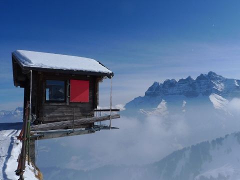   “最考验勇气”的办公室，它就悬浮在阿尔卑斯山脉2133米的高空