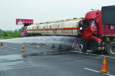 安徽一辆槽罐车被追尾 27吨剧毒物泄漏(图)