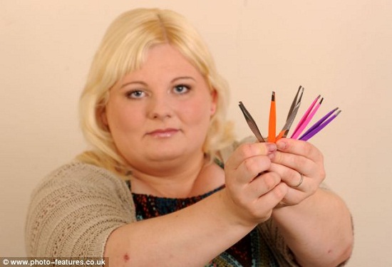 英国女子有怪癖嗜拔体毛致伤口感染流血也不管