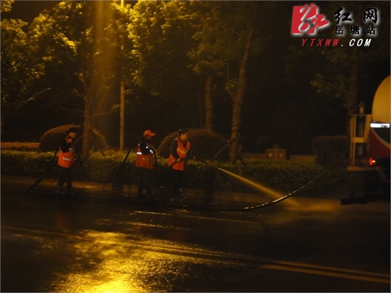区城管委办： 路面清洗专项整治