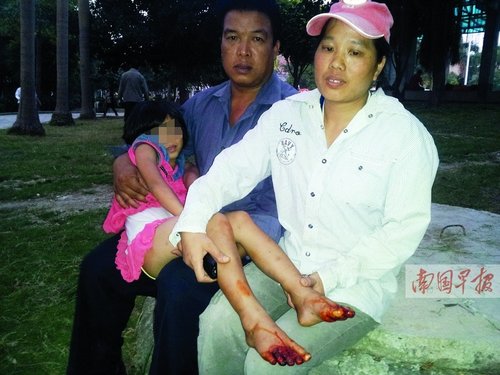 9月29日,潘延举夫妇与伤脚未愈的女儿在一起.