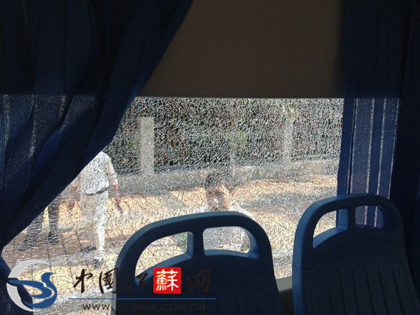 被砸碎的车窗玻璃src=