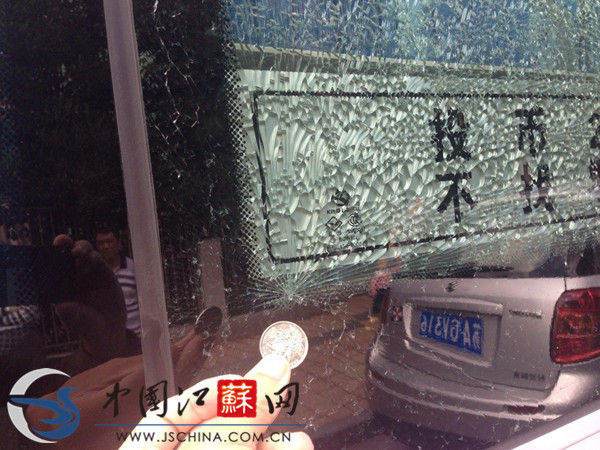 男子手中的一元硬币src=