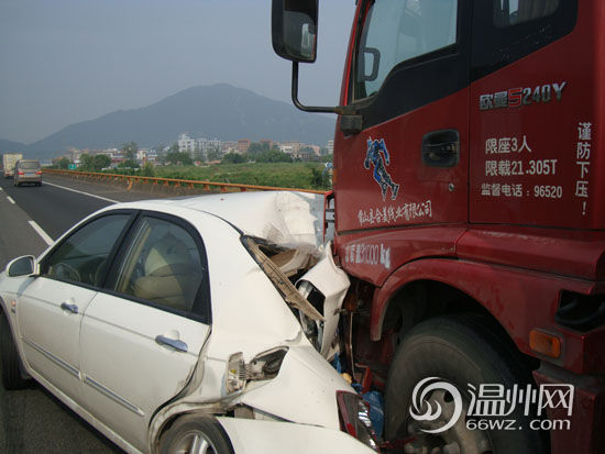 轿车遭追尾src=