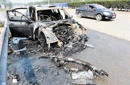 被烧成空壳的百万豪车