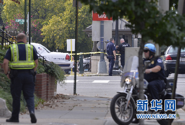 10月3日，在美国首都华盛顿国会附近，警察在枪击现场警戒。据美国媒体报道，首都华盛顿国会附近3日下午发生枪击事件，警方已封锁附近区域。 新华社记者张军摄
