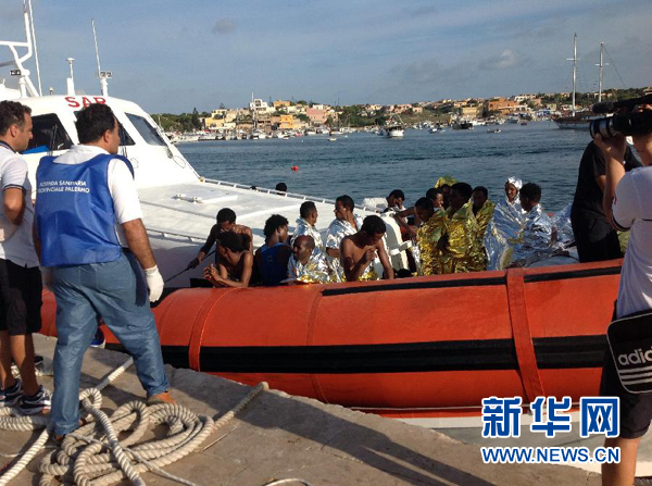 10月3日，生还者乘船抵达在意大利兰佩杜萨岛码头。 新华社发