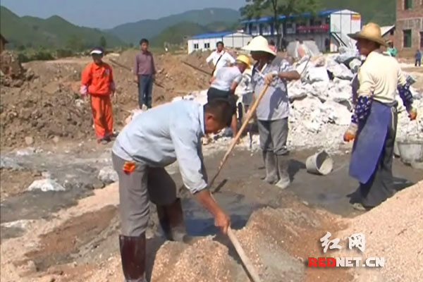 蓝山县大桥瑶族乡堡城村灾民新村倒房重建施工现场。