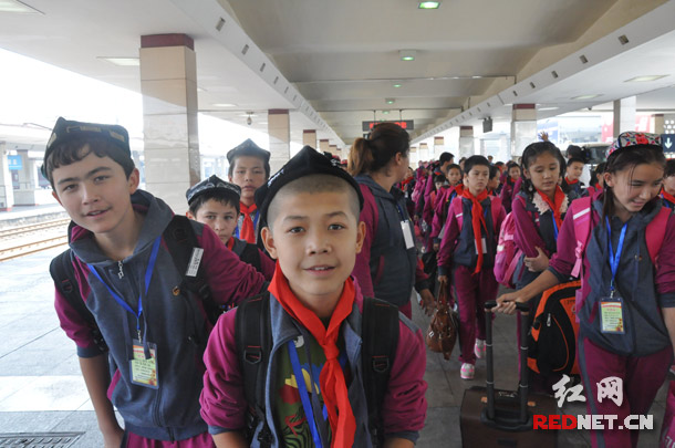 百名新疆少年儿童抵达长沙 开展手拉手交流活