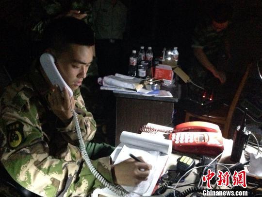 接警员王董说:今天已经接了500多个电话了 何蒋勇 摄