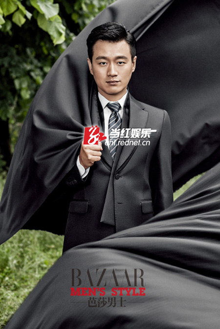 佟大为酷黑西服出镜