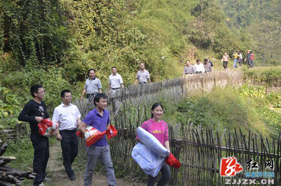 省老龄事业发展基金会重阳节前夕来慈利县洞溪慰问老人
