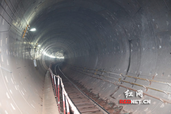 10月11日凌晨，长沙地铁1号线最长盾构区间涂家冲站～铁道学院站双线顺利贯通