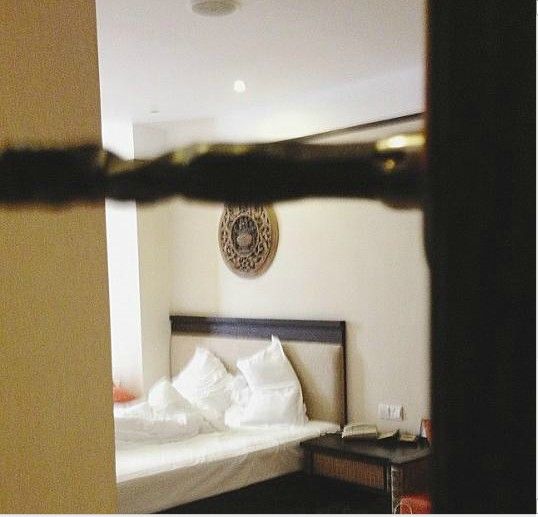 情侣开房怀疑男服务员门缝偷窥 酒店退还开房费