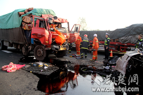 京港澳高速两大货车挤扁小轿车 致2死6伤(图)