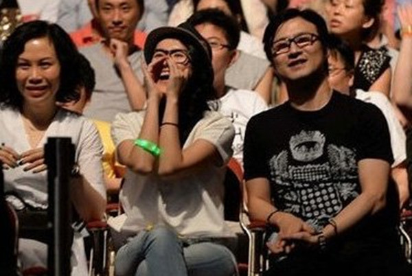 [视频]曝汪峰爱赌爱姑娘 业内人称他算干净的