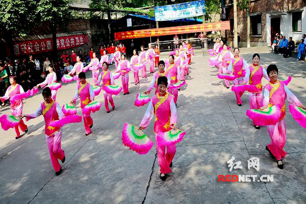 湖南冷钢中老年舞协队表演的舞蹈《红红的中国结》。