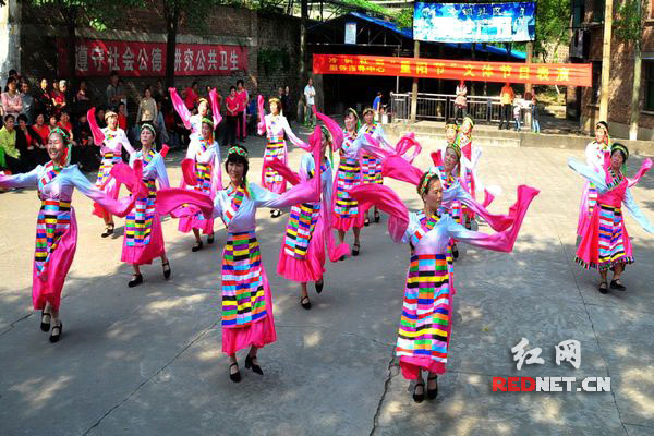 湖南冷钢钢花歌舞队表演的舞蹈《吉祥西藏》。