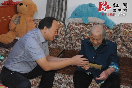 老人节将至 孙银生看望慰问百岁老人