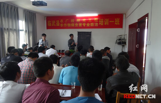 农技专家正在讲授油菜种植技术。