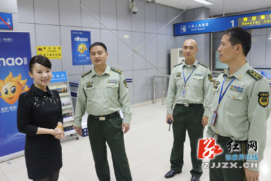 刘赛走进警营为官兵送精神食粮（图）