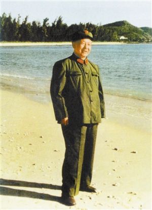 ▲1979年1月，习仲勋在广东省海南岛大东海滩。