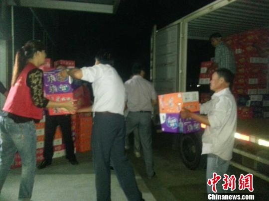 志愿者在发放物资。 徐小勇 摄