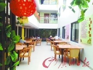 某酒店式养老院的开放餐厅。