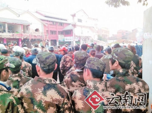 云南文山数百人凌晨拆民居 老人遭强行架出(图)