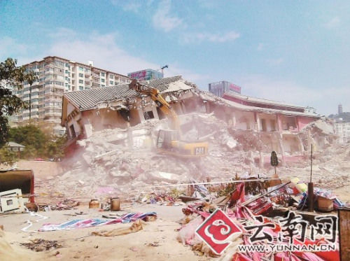 云南文山数百人凌晨拆民居老人遭强行架出（图）