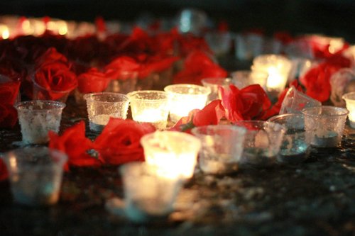 上海财经大学一男生摆蜡烛表白被泼水(图)