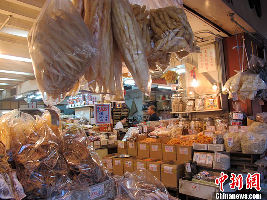 中国频道 > 正文     香港海味街上的店铺,出售各式各样的海味干货