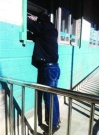 沈阳一提款机近2米高 市民称就姚明能用