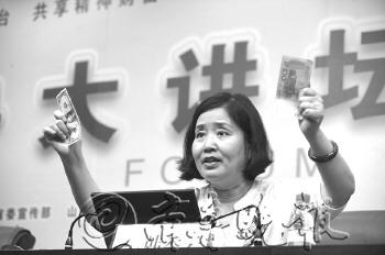 韩秀云用人民币和美元演示币值变化对经济的影响。　本报记者　张中　摄