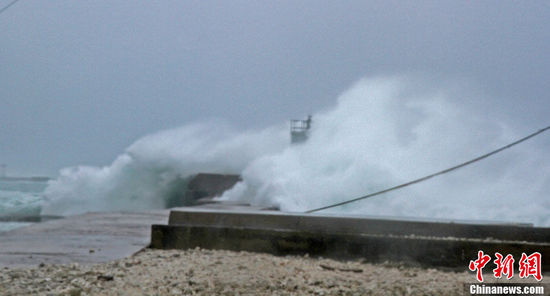 台风正面袭击三沙 永兴岛码头掀10米巨浪(图)